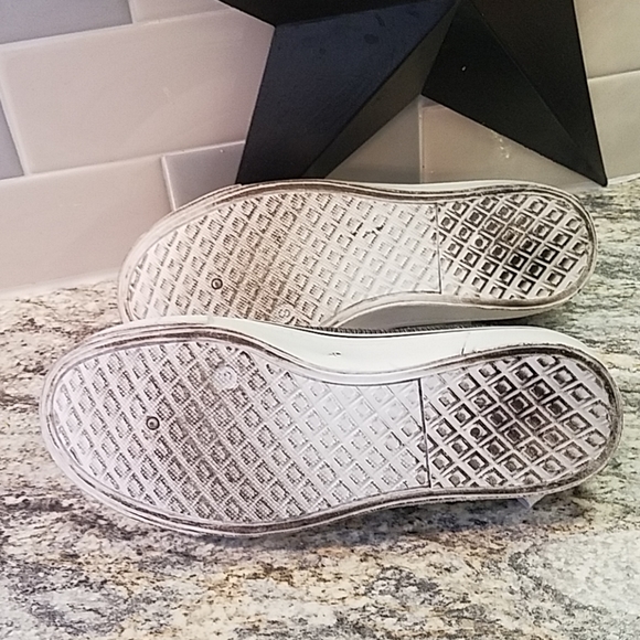 Embellished tennis shoe. - Picture 4 of 5